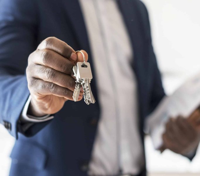 Agent immobilier remettant la clé de la maison